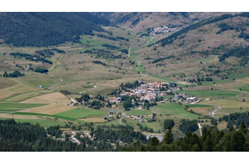 Village de Camurac depuis le Pla de l'Homme (été) Jcb-caz-11 CC-BY-SA-4.0 Jean-Claude Béteille